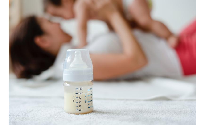 Meddig normális, hogy a tápszeres babám cumival, cumisüveggel alszik el?