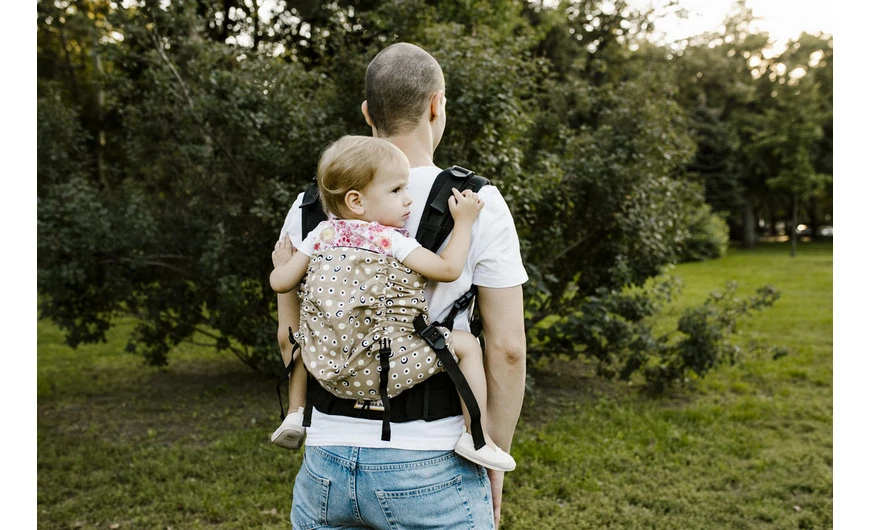 Milyen magasra tegyem a babámat a hátamon?